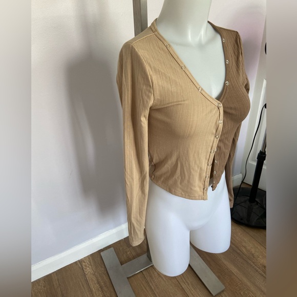 Two tone sweater with button 🫶🏼 - Picture 2 of 4